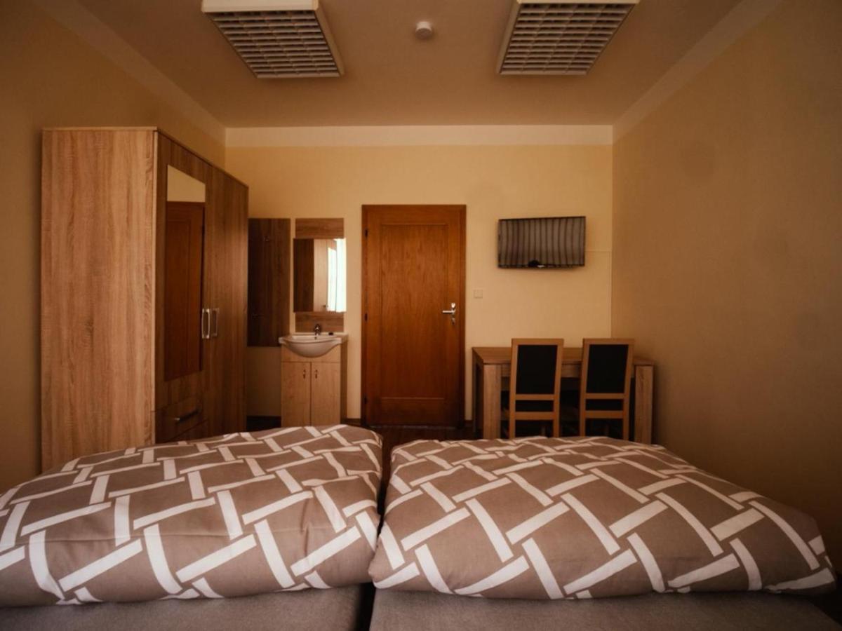 Pyramida Broumov Aparthotel ภายนอก รูปภาพ